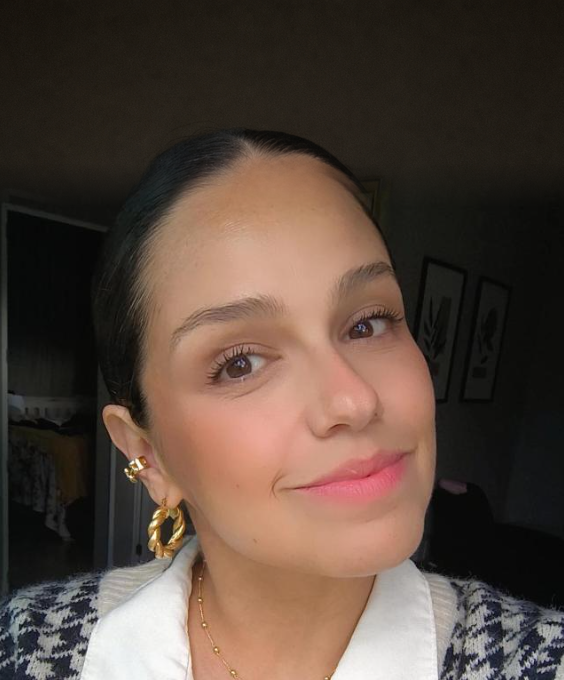 Vivi, apresentadora da série, em retrato próximo com brincos dourados