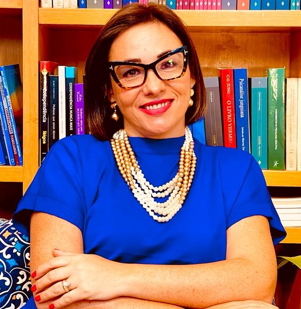 Daniela Flieger, psicóloga e psicanalista, em retrato diante de uma estante de livros